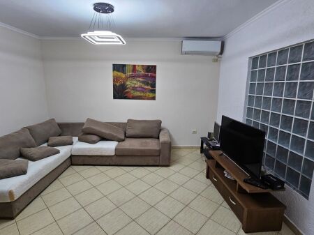 ruga Ferit Xhajko,pas Tirana Bank jepet me qera apartament 2+1, 550 Euro