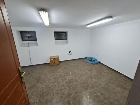 NEGOZIO IN AFFITTO 45 M2 VIA DELLE BARRICATE 80.000 LEKE FH-89691