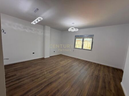 APARTAMENT PËR SHITJE PRANË BULEVARDIT ZOGU I