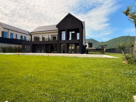 Villa Individuale di Lusso con Piscina in Vendita – Mullet, Tirana