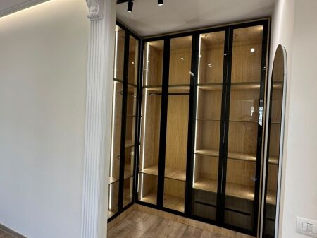 Shitet apartament 2+1 tek Liqeni i Thate , Kopshti Botanik .