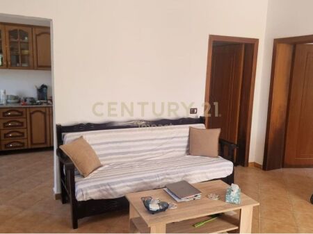 Shtepi private 2+1 Me Qira tek Spitali Ushtarak, Tiranë - 400€
