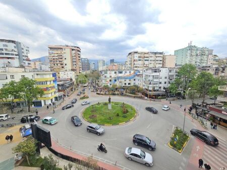 In vendita, Locale Commerciale, Piazza Willson, Tirana.