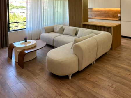 Shitet apartament 2+1+Verande tek Liqeni i Thate , Kopshti Botanik , Kopshti Zoologjik .