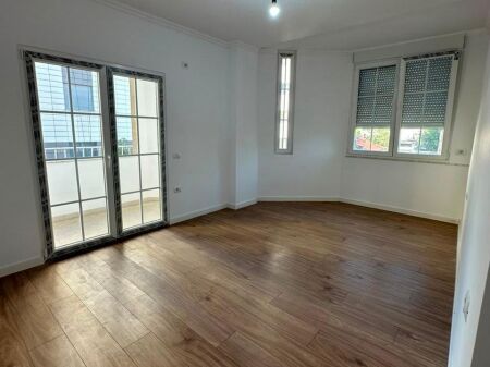 Jepet apartament 2+1 me qira per zyre apo banim tek Rruga e Bogdaneve , Rruga e Kavajes , Rruga e Durresit .