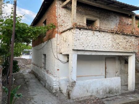 PROPRIETÀ IN VENDITA – OPPORTUNITÀ DI INVESTIMENTO IN RESIDENZIALE Posizione: Tirana, Albania (Zona Rossa / Zona di Costruzione ad Alta Densità)