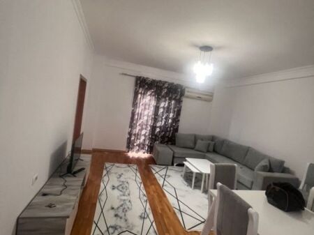 Don Bosko,prane Supermarket “SPAR”jepet me qera apartament 2+1,i mobiluar.: 60,000Leke