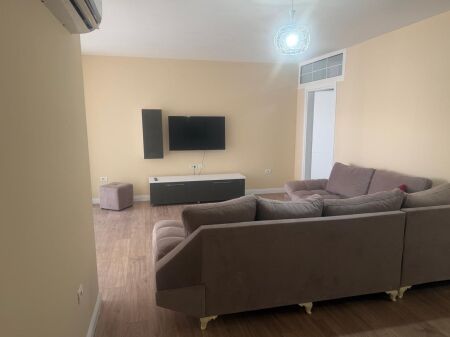 Jepet me qera 2+1 tek stacjoni trenit durres