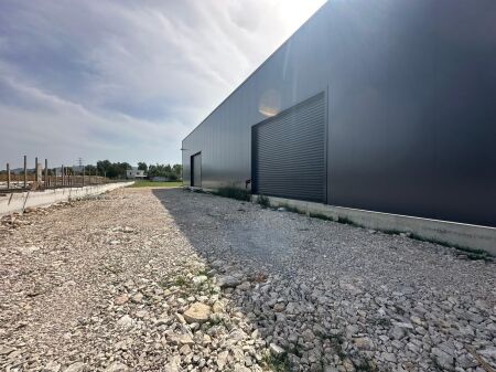 MAGAZZINO IN AFFITTO 1300 M2 AUTOSTRADA TIRANA-DURRES 350.000 LEKE  FH-90162