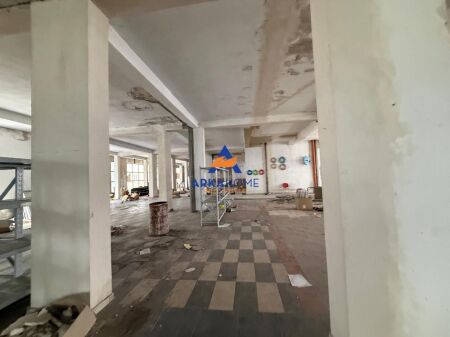 JEPET ME QIRA AMBIENT KOMERCIAL 2000 M2 "KTHESA E KAMZES" 12.000 EURO