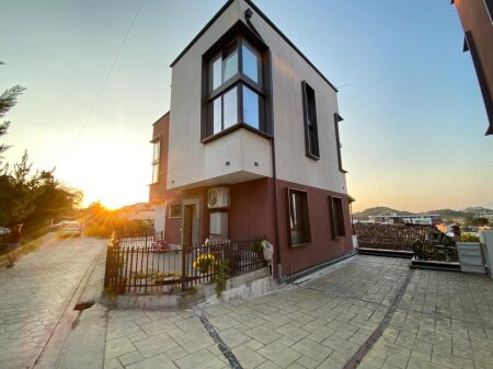 Shitet Vile 3 - Kateshe + 2 Poste Parkimi , Kombinat, Tirane . Empire73368