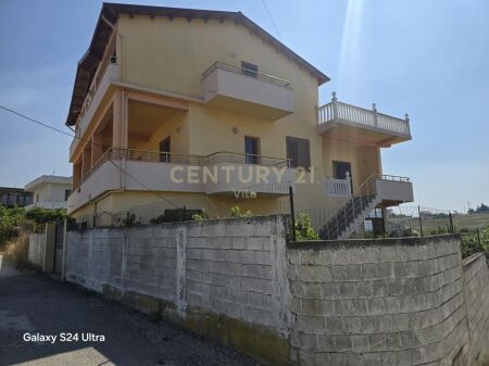 TERRENO+AMBIENTE+VILLA SU DUE PIANI CON SOFFITTA ( 411m2 costruzione )