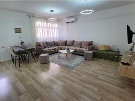 Shitet apartament 1+1 tek Rruga Bardhyl!