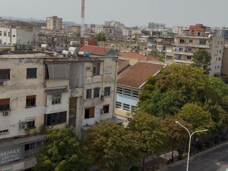 Midis Myslym Shyrit dhe 21 Dhjetorit  Shesim apartament 2+1
