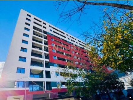 SHITET APARTAMENT 2+1+2 + PARKIM – XHAMLLIK, PRANË KOMPLEKSIT “TEK OXHAKU”