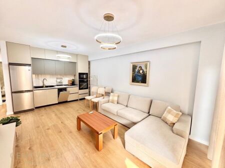 AFFITTASI APPARTAMENTO ADATTO COME 2+1, COMUNE DI PARIGI! 850 € /Mese 80.000 Lek /Mese