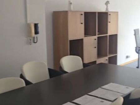 Ufficio+veranda in affitto a Torre Drin, Toptani, Qender, Piazza Skenderbej.
