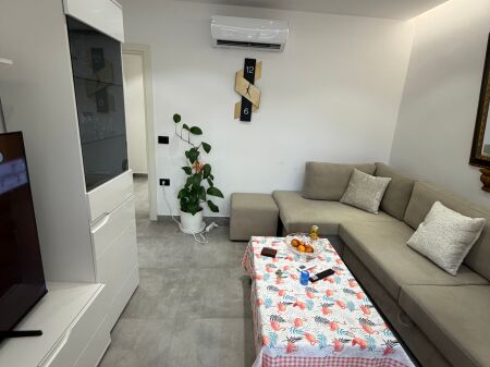1+1, giardino presso il comune di Parigi, 650 mila lek
