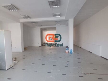 Alla Comune di Parigi, Di fronte al Kristal Center, Locale in Affitto, Ideale per Uffici o Attività Commerciali !!!