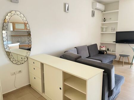 Appartamento 1+1+1 con balcone in affitto a Komuna e Parisit