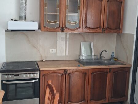 APARTAMENT 1+1. 35000 LEKE.FAKULTETI EKONOMIK