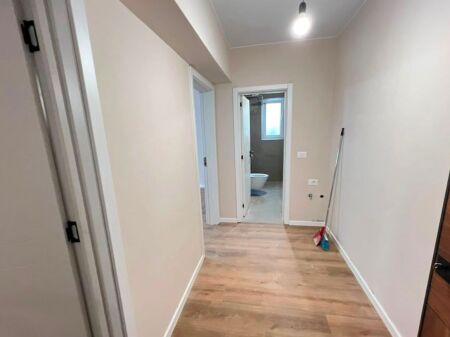 Jepet apartament 1+1 me qira tek Shkolla e Baletit , Rruga e Elbasanit .