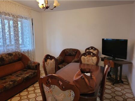 Jepet me qera apartament  3+1 Ish stacioni  fundit  Tiranes  Re