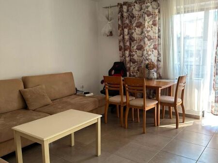 Rruga Fortuzi,jepet me qera apartament,2+1,i mobiluar  55,000Leke   