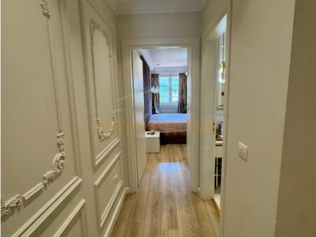 Shitet, Apartament 2+1+2, Rruga e Barrikadave, Tiranë.
