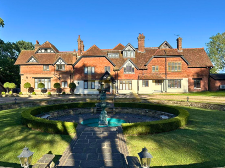 SHITET VILË REZIDENCIALE – WEIR COURTNEY, LINGFIELD, UK