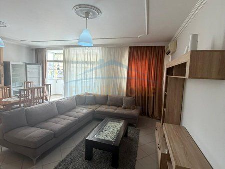 Shitet, Apartament 2+1+2, Komuna e Parisit, Tiranë