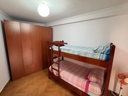 Jepet apartament 2+1 me qira tek Rruga e Barrikadave , Bulevardi Zogu i Pare , Ish Stacioni i Trenit .