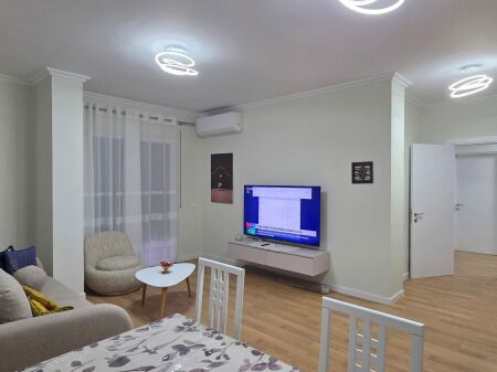 Qera | Apartament 2 + 1 | Qender – Pazari I Ri | 900 €/muaj