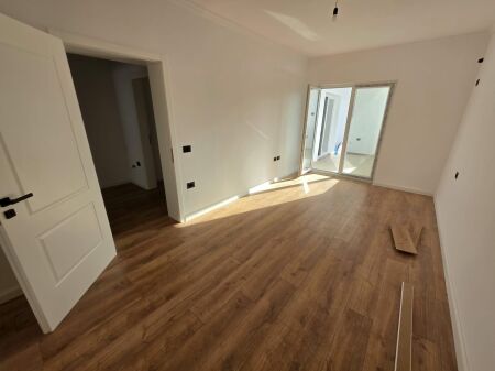 🏡 Appartamento 1+1 in vendita  📍 Vicino alla scuola Vasil Shanto   🏢 5° piano (senza ascensore, edificio esistente)  📐 Superficie lorda: 74 m²  Superficie netta: 64 m²  💰 Prezzo: 135.000 Euro (Trattabile)