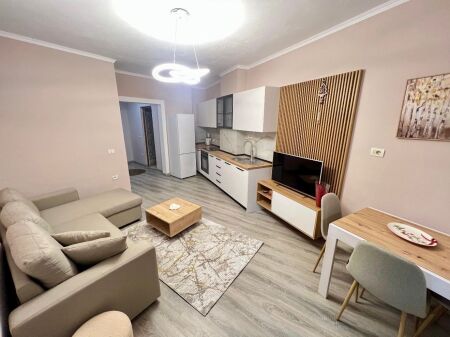 📣 AFFITTO SUPER Appartamento 2+1 con Balcone 📍 Don Bosko, Vicino Alb Market 🛣️ Via “Muzaket” ✨💶 Prezzo 60.000 Leke/Mese