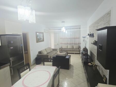 Apartament 1+1 me qera prane Kristal Center
