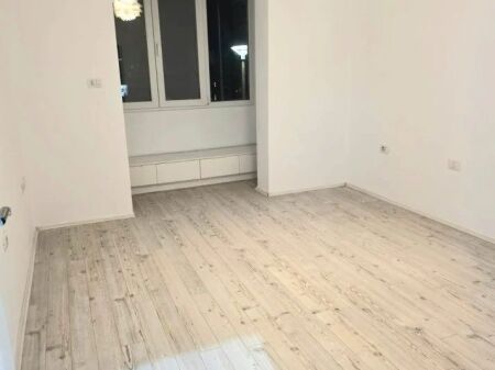 Zyre me qera 3+1 tek 21 Dhjetori (ID BZ2654) Tirane