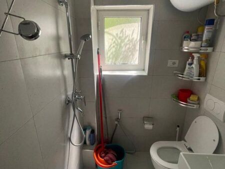 JEPET ME QIRA – APARTAMENT 1+1 | 50 m²  Lulishtja “1 Maji” – Përballë ish-Ekspozitës