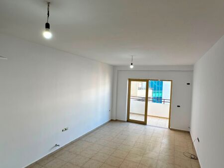 Jepet me qera apartament 1+1 në Fresk, pa mobilim, 30 000 lekë