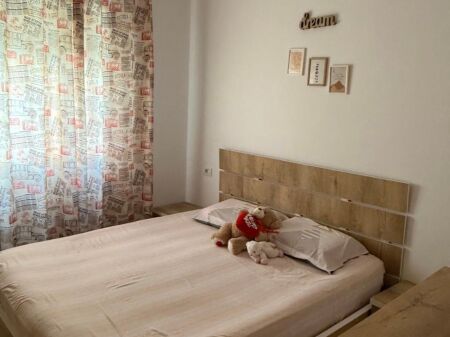Fresk pranë Dn market, jepet me qira apartament 2+1!
