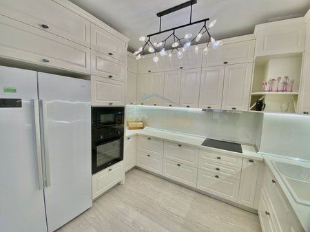 Te Liceu Artistik, jepet apartament me qira 3+1+2 ngjitur me ambasaden amerikane. 1,600 Euro ne muaj.