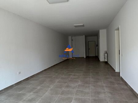 JEPET ME QERA AMBIENT BIZNESI 168 M2 "LIQENI I THATË" 1600 EURO