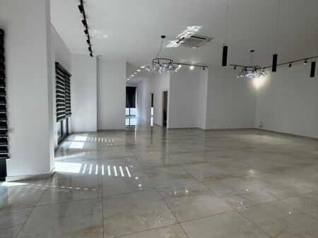 Affittasi locale 227 m2 farmacia 10