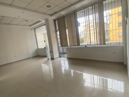 🏢Via Dibra, "Complesso Halili" affitta locali commerciali vuoti. 60.000 Leke (Netto)