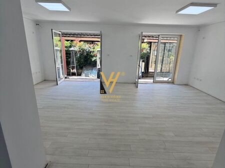 LOCALE COMMERCIALE 100 M2 IN AFFITTO A 21 DHJETORI 1.250 EURO