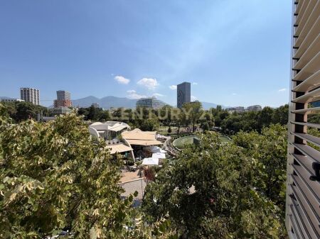 Appartamento 2+1 a Shallvaret – Vista sul Parco Rinia, Ideale per Uffici, Cliniche e Attività Prestigiose