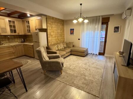 QENDER, JEPEN DY APARTAMENTE ME QERA PER AIRBNB