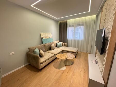 Shitet Apartament 2+1 Misto Mame