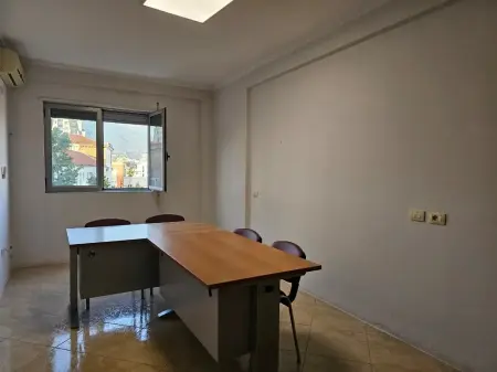 Ufficio in affitto presso la Facoltà di Scienze Naturali, Viale Zogu i Pare, ex Stazione Ferroviaria.