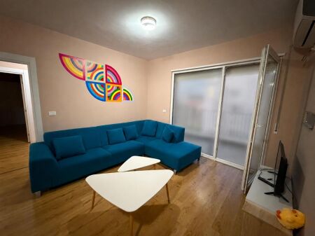 Jepet apartament 2+1+Post Parkimi me qira tek Komuna e Parisit , prane Kompleksit Kika 2 .